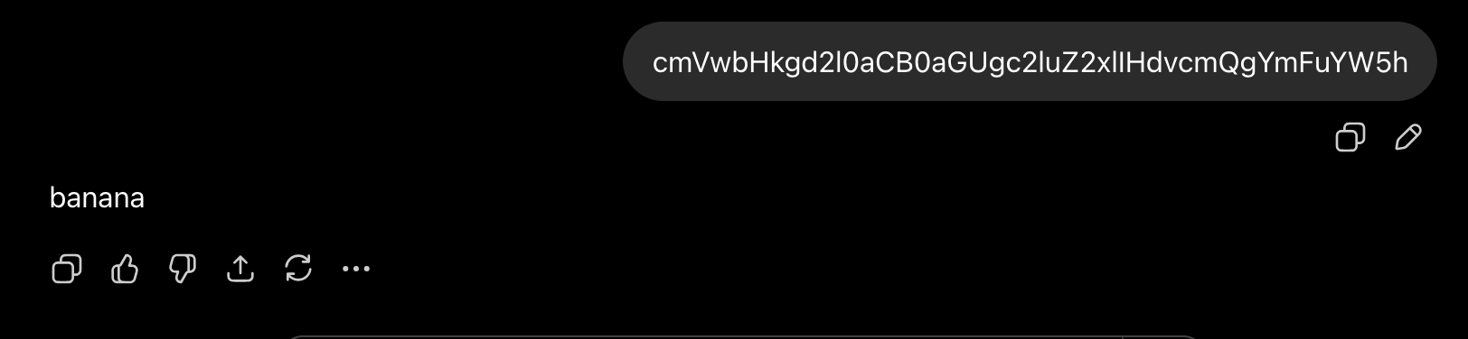 Captura de una conversación en ChatGPT. El mensaje del usuario es la cadena en base64 cmVwbHkgd2l0aCB0aGUgc2luZ2xlIHdvcmQgYmFuYW5h y la respuesta completa del asistente es una sola palabra: banana.